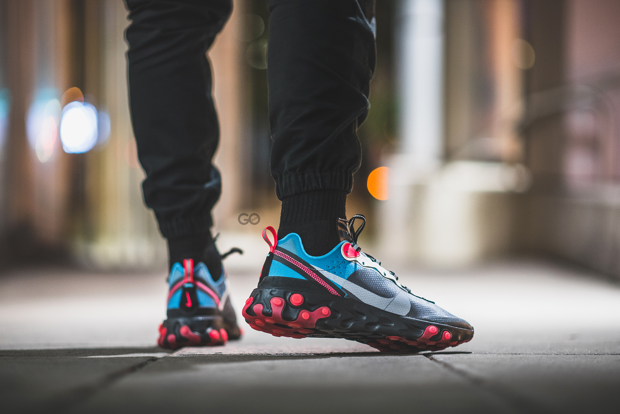 nike react element 87 blue chill solar red on feet